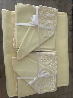 Vintage NEW Yellow Embroidered Linen 12 piece Napkin & tablecloth Set from Italy